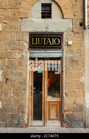 Florence, Italie - 04 novembre 2017 : atelier d'un ancien violoniste au centre de la ville. Le Luthier est un artisanat ancien et de précision qui Banque D'Images