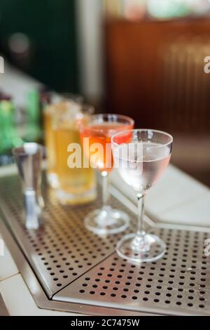 Plusieurs cocktails magnifiques dans la nick et nora et des verres de High ball au bar Banque D'Images