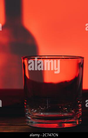 Vider le verre transparent et l'ombre de la bouteille sur le mur. Banque D'Images