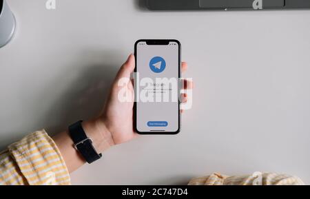 CHIANG MAI, THAÏLANDE JUILLET 3 2020 : icône de l'application Telegram sur l'écran Apple iPhone X gros plan. Icône d'application télégramme. Télégramme est un média social en ligne Banque D'Images