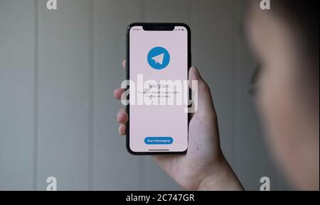 CHIANG MAI, THAÏLANDE, 22 juin 2020 : femme tenant main iPhone X avec le service de réseau social Telegram sur l'écran. IPhone 10 a été créé et Banque D'Images