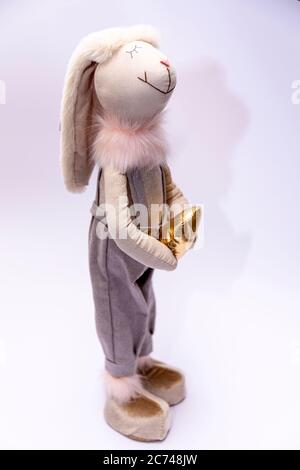 Drôle de lapin tricoté toy est le saut, isolé sur fond blanc Banque D'Images