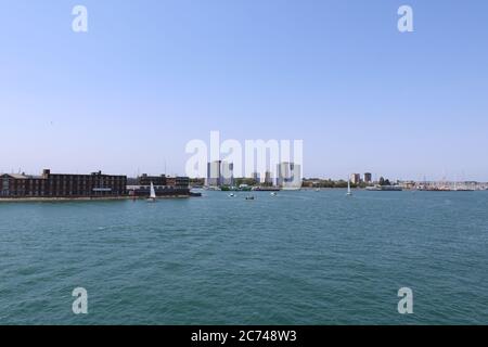 Vue de la vieille ville de Portsmouth à Gosport en face du port de Portsmouth, Portsmouth, Angleterre, Royaume-Uni Banque D'Images