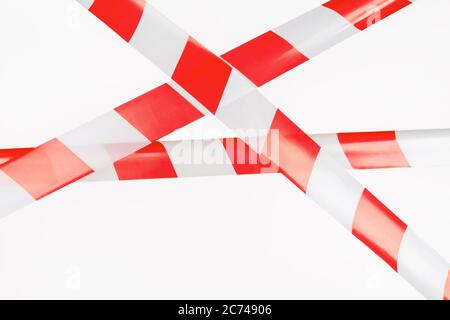 Bande restrictive rouge et blanche sur fond blanc. La bande est croisée, avec restriction Banque D'Images