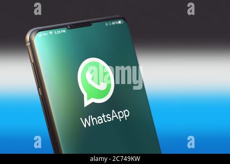 KIEV, UKRAINE-JUIN, 2020: Application mobile WhatsApp sur l'écran du smartphone. Gros plan Studio Capture d'un smartphone avec l'application Whatsapp. Banque D'Images