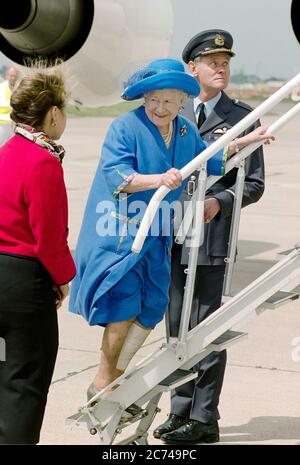 HM Queen Elizabeth la Reine mère quitte l'aéroport d'Heathrow avec son animal de compagnie corgis pour ses vacances annuelles à Balmoral en Écosse en mai 1996. Banque D'Images