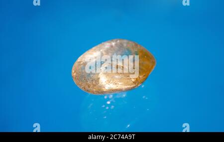 La citrine est une variété de quartz dont la couleur varie du jaune pâle au brun en raison des impuretés ferriques. Banque D'Images