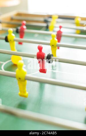 Gros plan du baby-foot. Joueurs de football de table rouge et jaune. Image de forte répultion. Banque D'Images