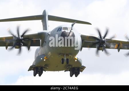Un avion RAF Airbus A400M Atlas débarquant à RAF Brize Norton, Oxfordshire, Royaume-Uni Banque D'Images