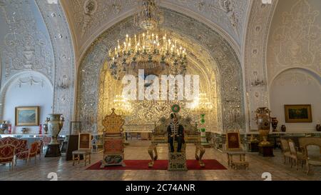 Téhéran, Iran - Mai 2019: Décoration intérieure de Talar-e Salam ou salle de réception, du palais de Golestan est décoré avec des travaux de miroir, patt de plâtre de soulagement Banque D'Images