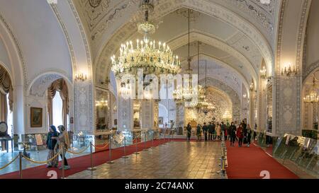 Téhéran, Iran - Mai 2019: Touristes visitant Talar-e Salam ou salle de réception, du palais de Golestan est décoré avec des travaux de miroir, des motifs de plâtre de soulagement, Banque D'Images