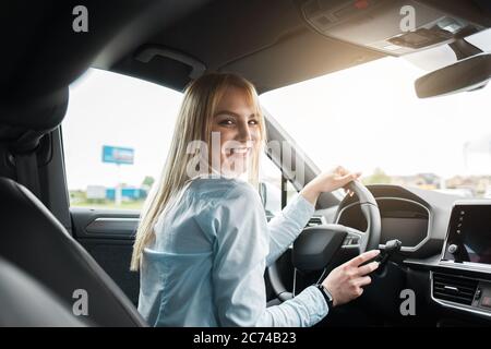 Femme d'affaires conduisant une voiture moderne Banque D'Images