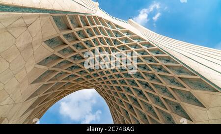 Téhéran, Iran - avril 2019 : Tour Azadi sur la place Azadi, dans la capitale iranienne, Téhéran Banque D'Images