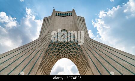 Téhéran, Iran - avril 2019 : Tour Azadi sur la place Azadi, dans la capitale iranienne, Téhéran Banque D'Images