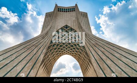 Téhéran, Iran - avril 2019 : Tour Azadi sur la place Azadi, dans la capitale iranienne, Téhéran Banque D'Images