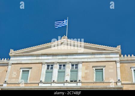 Athènes, Grèce, 04 juin 2016. Drapeau national grec au sommet du Parlement grec. Banque D'Images