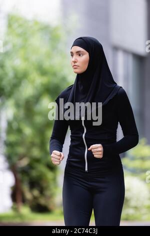 jeune sportif arabe en hijab et vêtements de sport pour le jogging à l'extérieur Banque D'Images