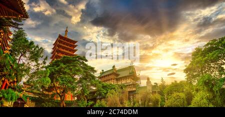 La pagode Minh Thanh, une majestueuse structure architecturale bouddhiste dans la ville de Pleiku au Vietnam. C'est la plus magnifique pagode avec un port d'architecture unique Banque D'Images