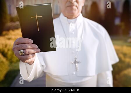 Pape tenant une Bible dans le jardin Banque D'Images