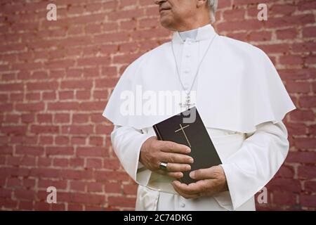 Pape tenant une Bible dans l'église Banque D'Images