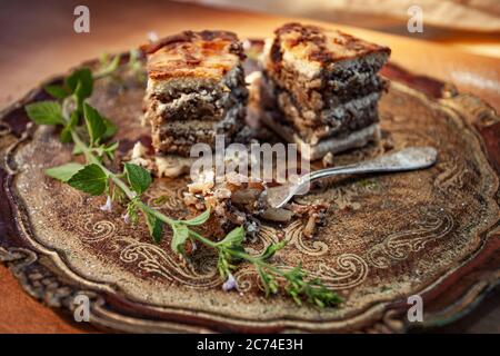 Dessert typiquement slovène avec des graines de pavot crème, dans le studio sur un élégant plateau en bois Banque D'Images