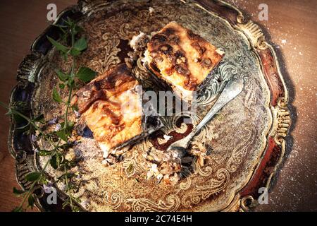 Dessert typiquement slovène avec des graines de pavot crème, dans le studio sur un élégant plateau en bois Banque D'Images