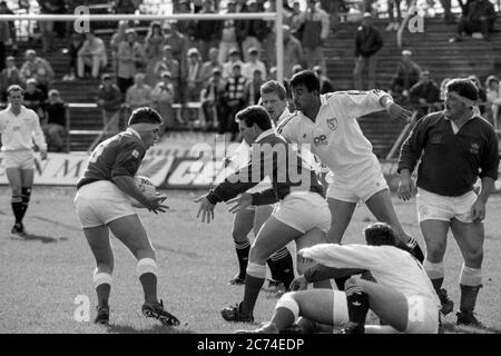 Llanelli RFC Scrum Half Mike Griffiths déleste à côté aveugle flanker Mark Perego alors que sous la pression de Paul Arnold de Swansea RFC dans un match au St Helen Rugby and Cricket Ground, Swansea le 14 octobre 1989. Banque D'Images