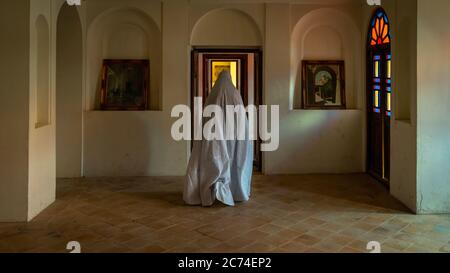 Kashan, Iran - Mai 2019: Une iranienne non identifiée dans le chidor hijab marchant à l'intérieur de la maison historique de Tabatabaei Natanzi Khaneh Banque D'Images