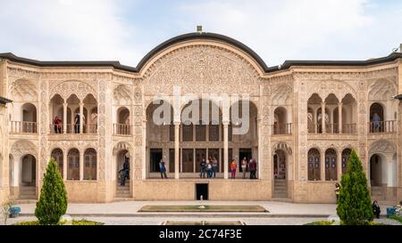 Kashan, Iran - Mai 2019: Touristes visitant la maison historique de Tabatabi Natanzi Khaneh à Kashan, Iran Banque D'Images