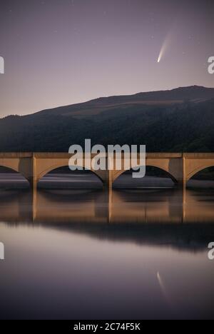 Comet Neowise dans le ciel au-dessus du réservoir Ladybower et Ashopton Viaduct dans le parc national du Peak District au Royaume-Uni Banque D'Images