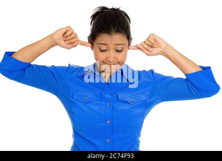 Portrait d'une jeune femme stressée malheureuse couvrant des oreilles fermées regardant vers le bas ennuyé par le bruit fort Banque D'Images