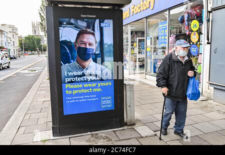 Brighton UK 14 juillet 2020 - les amateurs de shopping dans les rues de Brighton portent des masques aujourd'hui . A partir du vendredi 24 juillet, il sera obligatoire pour les personnes de porter des masques ou des couvertures à l'intérieur des magasins en Angleterre et ils pourraient recevoir des amendes allant jusqu'à £100 pour non-conformité . Les nouvelles règles sont introduites pour aider dans la lutte contre la pandémie de coronavirus COVID-19 : crédit Simon Dack / Alay Live News Banque D'Images