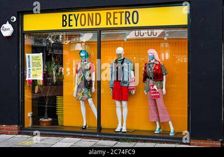 Brighton UK 14 juillet 2020 - cette boutique Beyond Retro à Brighton a ses mannequins de fenêtre portant des masques de visage . A partir du vendredi 24 juillet, il sera obligatoire pour les personnes de porter des masques ou des couvertures à l'intérieur des magasins en Angleterre et ils pourraient recevoir des amendes allant jusqu'à £100 pour non-conformité . Les nouvelles règles sont introduites pour aider dans la lutte contre la pandémie de coronavirus COVID-19 : crédit Simon Dack / Alay Live News Banque D'Images