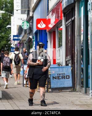 Brighton UK 14 juillet 2020 - les amateurs de shopping dans les rues de Brighton portent des masques aujourd'hui . A partir du vendredi 24 juillet, il sera obligatoire pour les personnes de porter des masques ou des couvertures à l'intérieur des magasins en Angleterre et ils pourraient recevoir des amendes allant jusqu'à £100 pour non-conformité . Les nouvelles règles sont introduites pour aider dans la lutte contre la pandémie de coronavirus COVID-19 : crédit Simon Dack / Alay Live News Banque D'Images