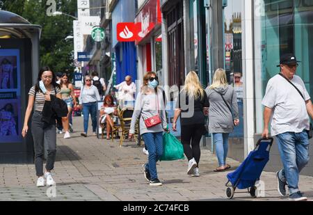 Brighton UK 14 juillet 2020 - les amateurs de shopping dans les rues de Brighton portent des masques aujourd'hui . A partir du vendredi 24 juillet, il sera obligatoire pour les personnes de porter des masques ou des couvertures à l'intérieur des magasins en Angleterre et ils pourraient recevoir des amendes allant jusqu'à £100 pour non-conformité . Les nouvelles règles sont introduites pour aider dans la lutte contre la pandémie de coronavirus COVID-19 : crédit Simon Dack / Alay Live News Banque D'Images