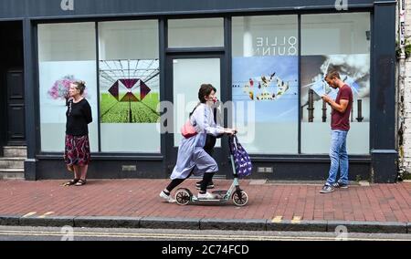 Brighton UK 14 juillet 2020 - les amateurs de shopping dans les rues de Brighton portent des masques aujourd'hui . A partir du vendredi 24 juillet, il sera obligatoire pour les personnes de porter des masques ou des couvertures à l'intérieur des magasins en Angleterre et ils pourraient recevoir des amendes allant jusqu'à £100 pour non-conformité . Les nouvelles règles sont introduites pour aider dans la lutte contre la pandémie de coronavirus COVID-19 : crédit Simon Dack / Alay Live News Banque D'Images