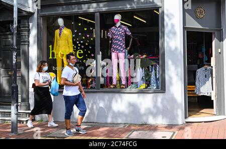 Brighton UK 14 juillet 2020 - les amateurs de shopping dans les rues de Brighton portent des masques aujourd'hui . A partir du vendredi 24 juillet, il sera obligatoire pour les personnes de porter des masques ou des couvertures à l'intérieur des magasins en Angleterre et ils pourraient recevoir des amendes allant jusqu'à £100 pour non-conformité . Les nouvelles règles sont introduites pour aider dans la lutte contre la pandémie de coronavirus COVID-19 : crédit Simon Dack / Alay Live News Banque D'Images