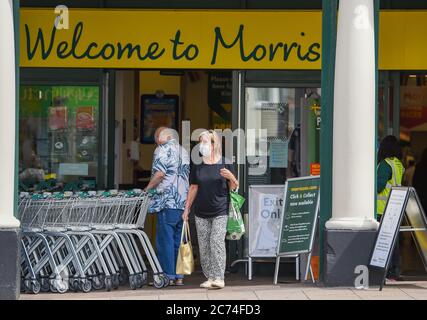 Brighton UK 14 juillet 2020 - les amateurs de shopping dans les rues de Brighton portent des masques aujourd'hui . A partir du vendredi 24 juillet, il sera obligatoire pour les personnes de porter des masques ou des couvertures à l'intérieur des magasins en Angleterre et ils pourraient recevoir des amendes allant jusqu'à £100 pour non-conformité . Les nouvelles règles sont introduites pour aider dans la lutte contre la pandémie de coronavirus COVID-19 : crédit Simon Dack / Alay Live News Banque D'Images