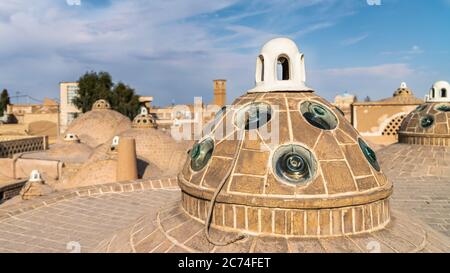 Kashan, Iran - Mai 2019: Le toit en dôme de brique de la maison de bain Sultan Amir Ahmad Qasemi Banque D'Images