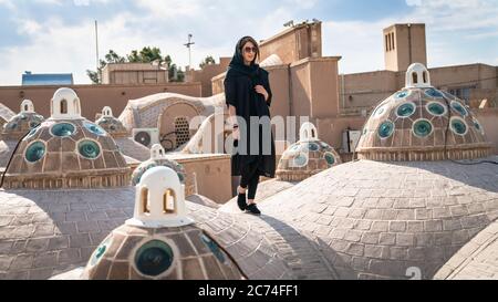 Kashan, Iran - Mai 2019: Femme iranienne sur le toit en dôme de brique de la maison de bain Sultan Amir Ahmad Qasemi Banque D'Images