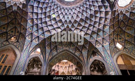 Kashan, Iran - Mai 2019: Toit de Aminoddole Caravanserai du Grand Bazar de Kashan avec des décors en nid d'abeille en brique, couverts de motifs de carreaux fins Banque D'Images