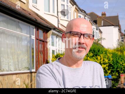 Le patient arrive à la maison après 98 jours à l'hôpital, 40 jours en soins intensifs souffrant de Covid 19 Sud de Londres Angleterre Banque D'Images