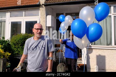 Le patient arrive à la maison après 98 jours à l'hôpital, 40 jours en soins intensifs souffrant de Covid 19 Sud de Londres Angleterre Banque D'Images