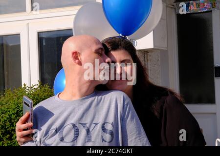 Le patient arrive à la maison après 98 jours à l'hôpital, 40 jours en soins intensifs souffrant de Covid 19 Sud de Londres Angleterre Banque D'Images