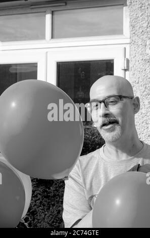 Le patient arrive à la maison après 98 jours à l'hôpital, 40 jours en soins intensifs souffrant de Covid 19 Sud de Londres Angleterre Banque D'Images