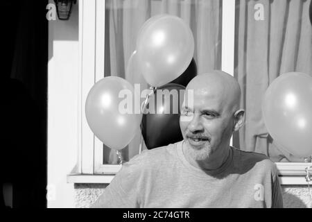 Le patient arrive à la maison après 98 jours à l'hôpital, 40 jours en soins intensifs souffrant de Covid 19 Sud de Londres Angleterre Banque D'Images