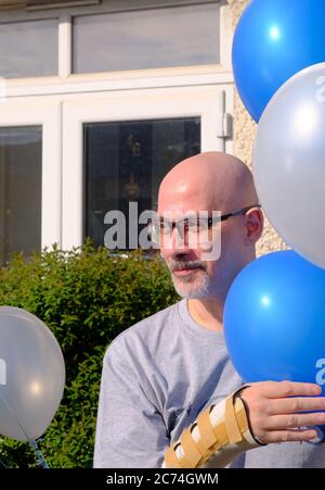 Le patient arrive à la maison après 98 jours à l'hôpital, 40 jours en soins intensifs souffrant de Covid 19 Sud de Londres Angleterre Banque D'Images