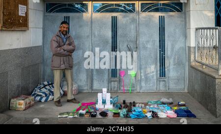 Shiraz, Iran - Mai 2019: L'homme iranien vend des choses diverses par le trottoir Banque D'Images