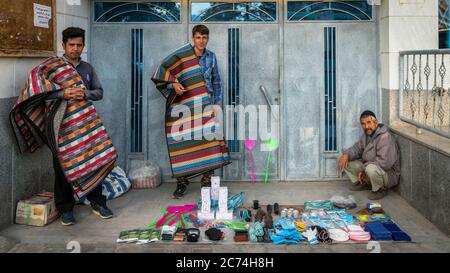 Kashan, Iran - Mai 2019: Vendeurs de rue vendant divers articles fabriqués Banque D'Images