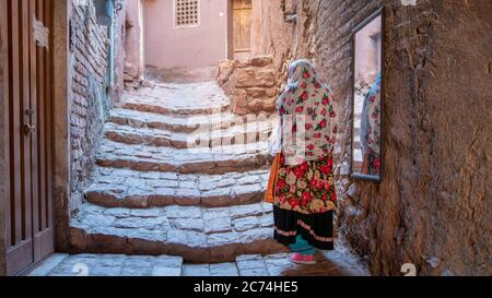 Abyaneh, Iran - Mai 2019 : une iranienne non identifiée avec une robe traditionnelle abyaneh persan Banque D'Images